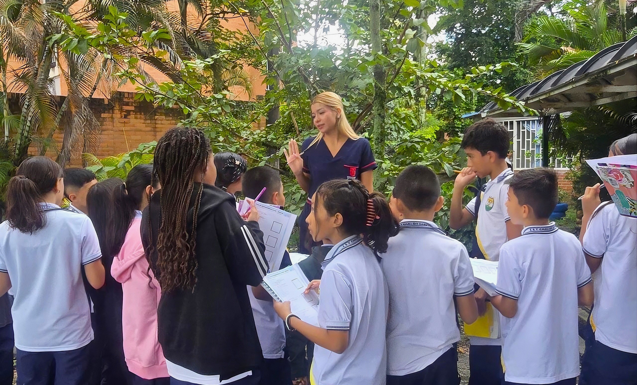 Estudiantes explorando la naturaleza