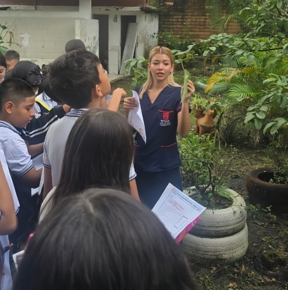 Estudiantes explorando la naturaleza